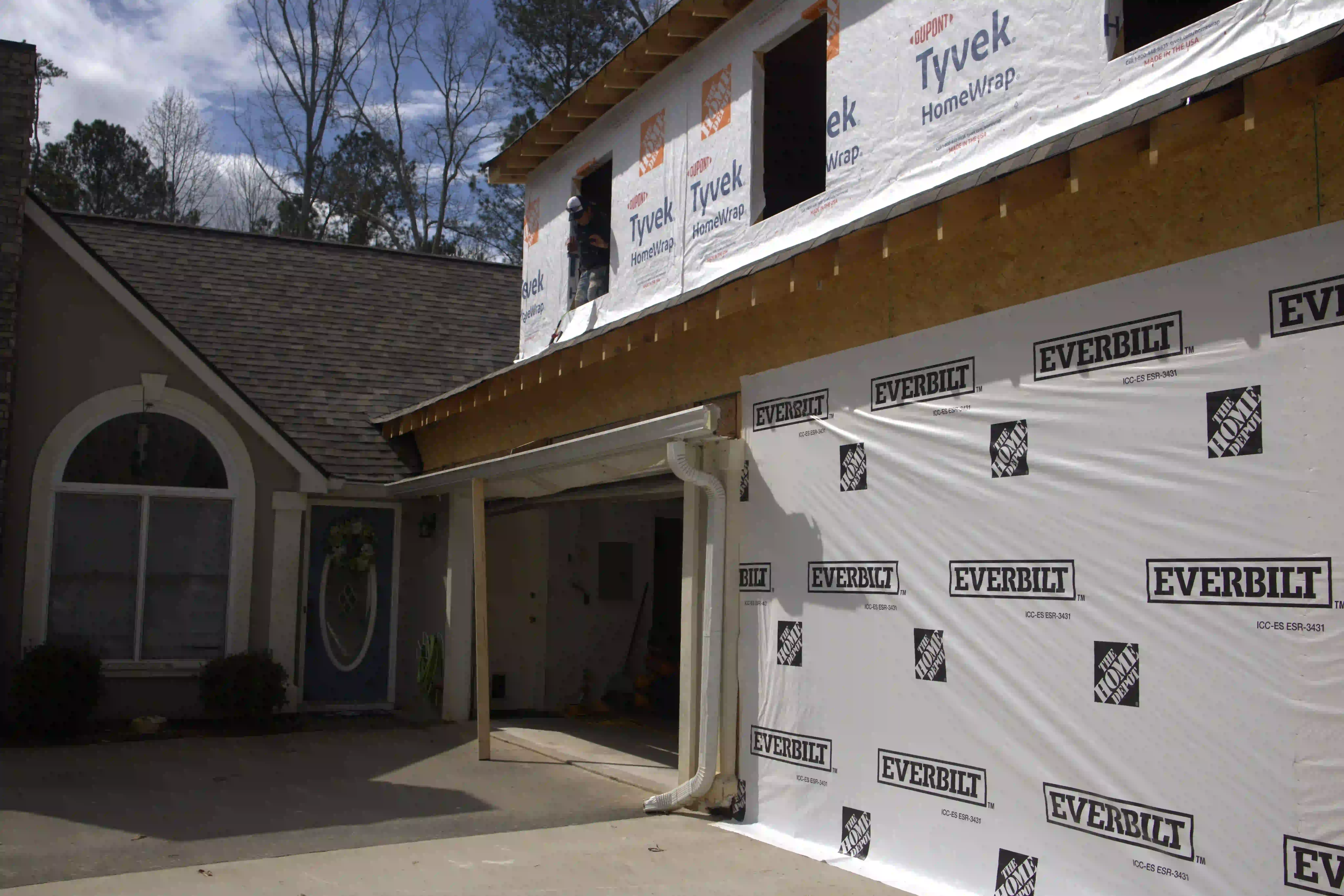 Local Alpharetta general contractor overseeing a North Georgia residential construction site