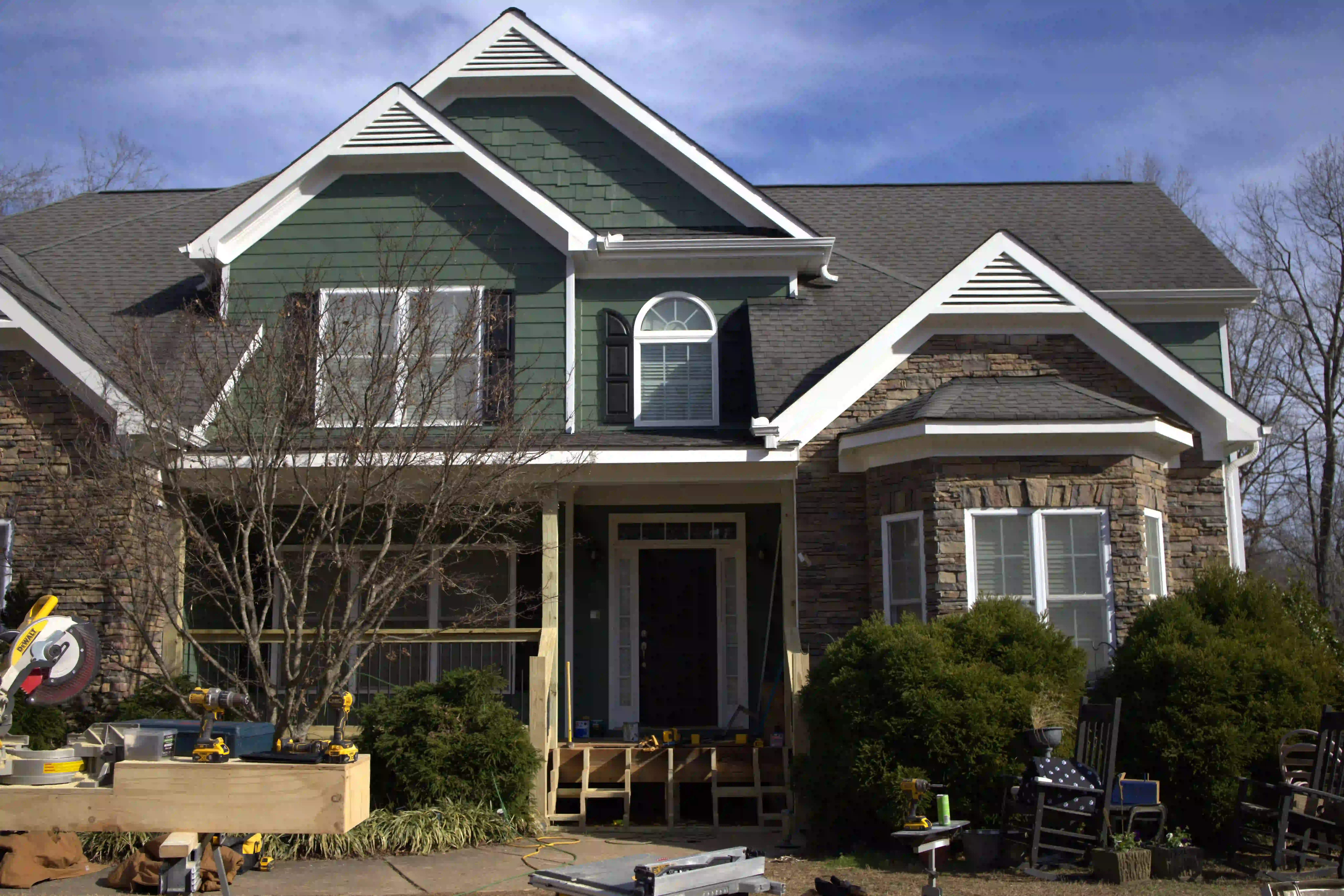 Expert general contractor in Alpharetta managing a professional home remodeling site